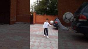 как научиться чеканить мяч