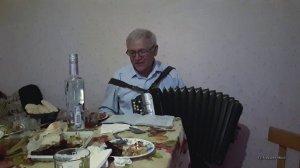 Играет на баяне и поет - На двоих один паспорт