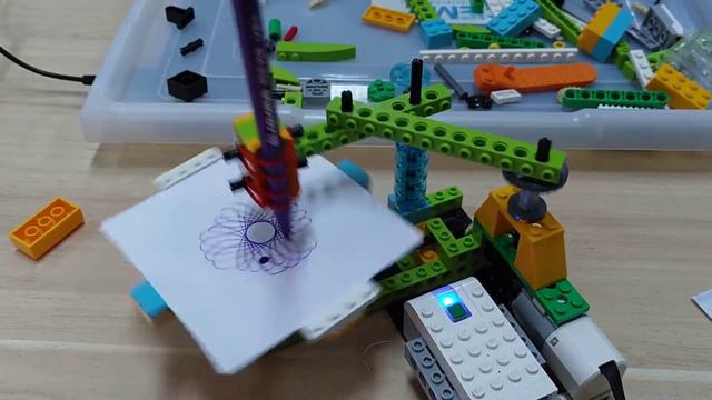 LEGO Wedo 2.0 - Drawing machine (Spirograph)