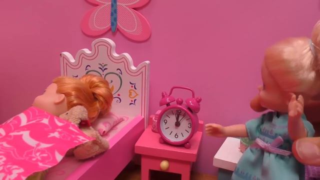 Go to bed ! Elsa & Anna toddlers - bedtime - breakfast morning routine - Barbie dolls смотреть онлайн