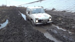 Нива в глубокой колее на колёсах 31"