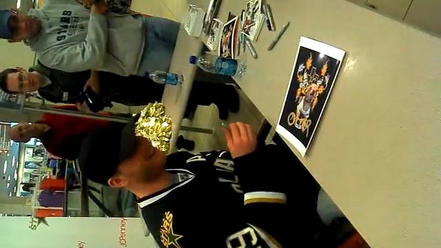 Steve Ott signing my chi puppy otter photo смотреть онлайн