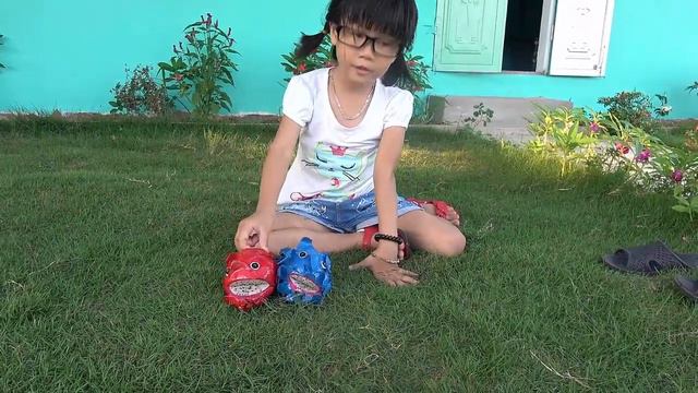 Baby Crying Learn Color with Spinner and Playing SPINNER Falling On the hand Colours Learning Video смотреть онлайн