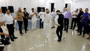 Молодые парни танцуют лезгинку