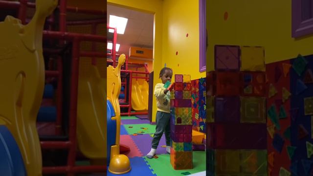Build w/ Magnetic Blocks at INDOOR PLAYGROUND| #fun #thingstodowithkids #indoorplayground #slides смотреть онлайн