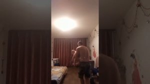 Папа после купания дочки , супер укладывание спать.