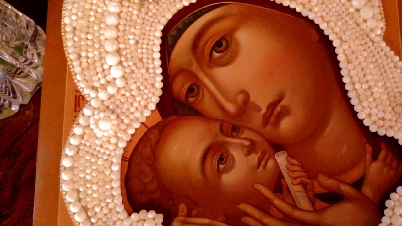 Храмовая икона, вышитая перламутром готова.