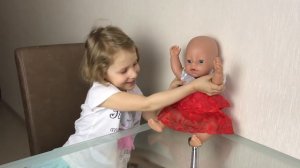 Милана как мама. Милана заботится о своей кукле Беби Бон.