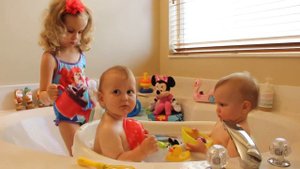 Купаем пупсиков настоящих в ванночке Little girl bathing her baby brothers