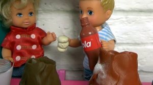 ЗА СЕКУНДУ ДО. ВЕСЕЛАЯ ШКОЛА КУКОЛ УРОК ХИМИИ. Даринелка ТВ #барби #куклы #мультики