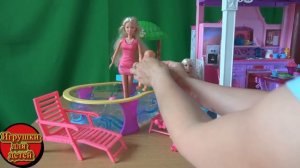 Видео с куклами к Барби в гости пришла Штеффи с малышкой играть в бассейне Барби