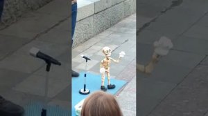 Скелет поёт и танцует