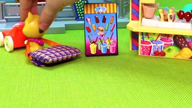 LPS - Rachel's World Ep 3 - Amusement Park Fun with Grandma!