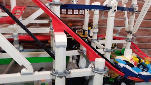 LEGO Creator Expert 10261 Roller Coaster смотреть онлайн