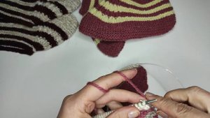 Следки на двух спицах легко вязать, приятно носить.