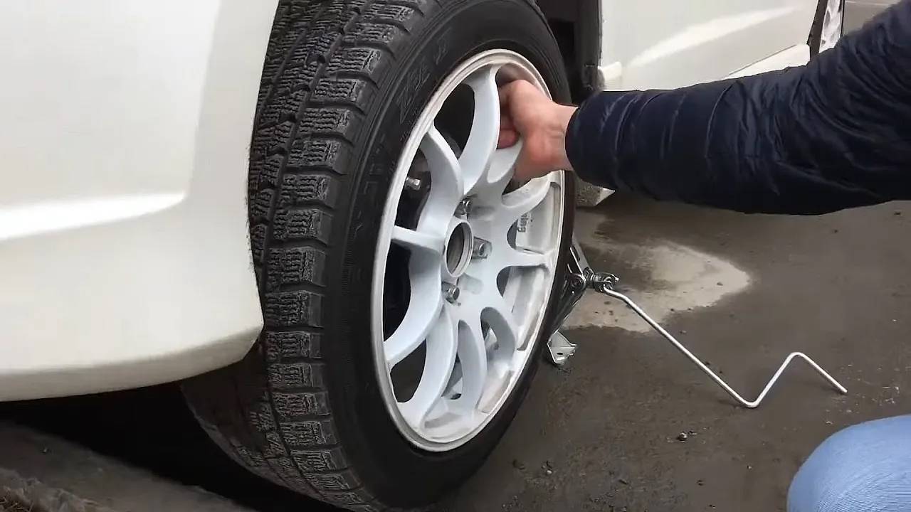 Прокрутка колеса на нейтральной скорости с клином суппорта смотреть онлайн