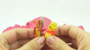 Сюрпризы из кинетического песка. Ищем игрушки из мультиков