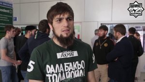 Сайфуллаха Хамбахадова встречают в аэропорту Грозного.