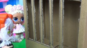 А4 ЧЕЛЛЕНДЖ ВЫБЕРИСЬ ИЗ КОРОБКИ С КЛОУНОМ В детском садике с малышами ЛОЛ сюрприз куклы лол МУЛЬТИК