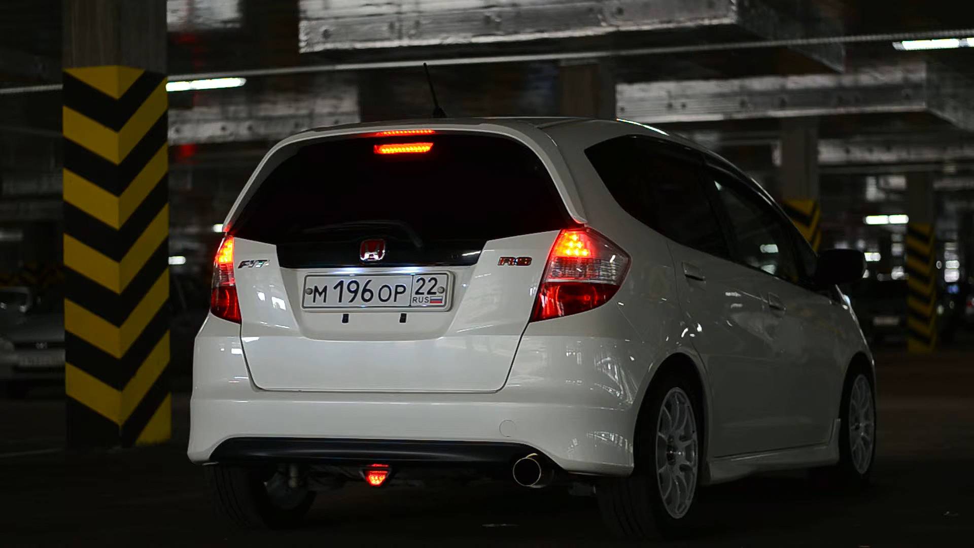 Honda FIT RS GE8 F1 Style Flashing LED Brake Lights (Short Video) смотреть онлайн