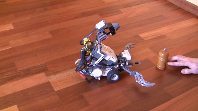 Трибот находит и захватывает предмет - робот Mindstorms NXT смотреть онлайн