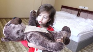 Эмилюша как Мама Укладывает спать Непослушного Мишку! Видео песенка