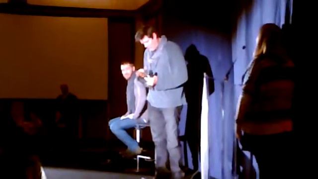 KLZ FANMEET OTH 16-11-2013: Fan giving picture of an old movie of Paul Johansson with Graig Sheffer