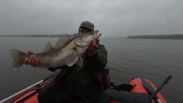 Рыбы забирают спиннинг из рук! Рыбалка на севере.
