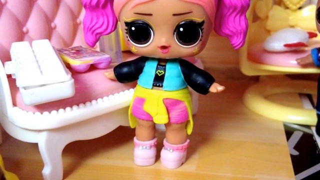 СЮРПРИЗ ИЗ МАГАЗИНА ИГРУШЕК) Куклы ЛОЛ семейка LOL сюрприз мультики Даринелка смотреть онлайн