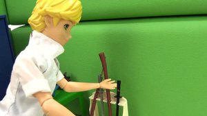 Видео с куклами - Дуэль Ледибаг и Антибаг - Суперкот помогает