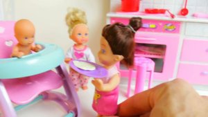 Играем в куклы - Девочки учатся ухаживать за малышом