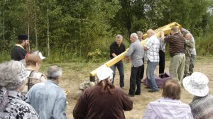 Устанавливаем с батюшкой крест у деревни #сезонконтентаRUTUBE