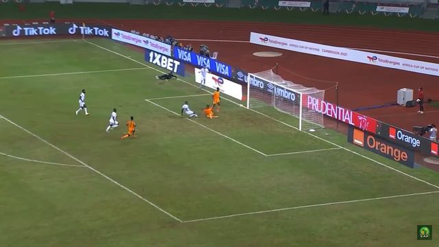 L’énorme bourde de Badra Ali Sangaré en toute fin de match смотреть онлайн