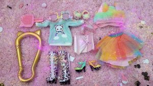 Sofia dresses and makeup with Fashion Doll Na! Na! Na! Surprise!