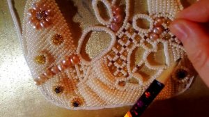 Техника вышивки узорчатой сеточки бисером на парче. Зашиваю одеяние Богомладенца.