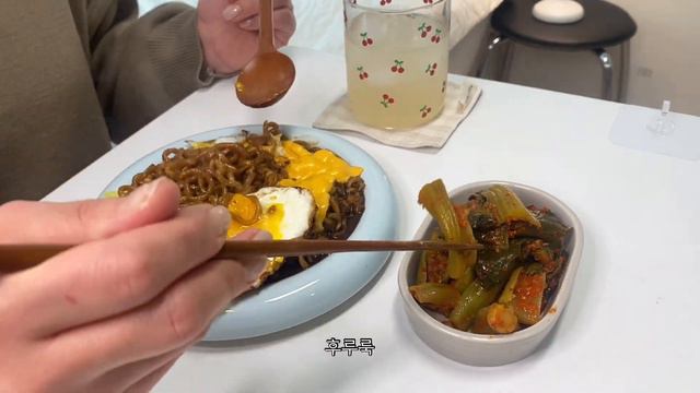 Sub[자취브이로그]혼자 치맥🍗먹는 집순이브이로그, 짜계치, 떡볶이, 순대, 밑반찬과 시금치된장국 만들어먹는 자취생일상