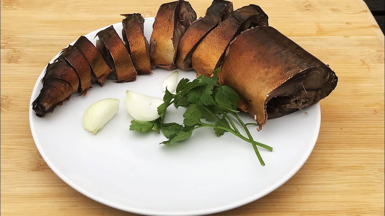 СКУМБРИЯ КАК КОПЧЕНАЯ В ЛУКОВОЙ ШЕЛУХЕ И НЕМНОГО СПЕЦИЙ