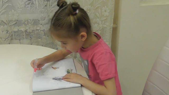 Ульяна раскрашивает волшебную раскраску. Водная раскраска многоразовая с кисточкой на канале УльТиВ
