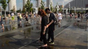 Girls, a fountain and fun wet summer dresses! / Девушки, фонтан и веселые мокрые платья лета !