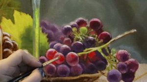 Пишу маслом на холсте виноградную гроздь так, чтобы ягоды светились на солнце.