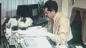 Смешливый взгляд, очки, стильные галстуки…Влад Листьев – главное лицо телевидения начала 90-х