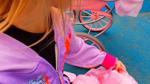 Эльвира СПАСАЕТ Куклы в коляске НА ПЛОЩАДКЕ ДЛЯ ДЕТЕЙ Видео для малышей смотреть онлайн