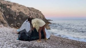 YOUNG GIRL SOLO CAMPING ON VILD BEATCH🏕️ overnight alone in a tent🔥 swimming between the rocks