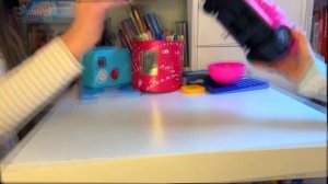 Ева и Лиза играют куклами и не хотят с маленькой