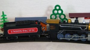 Игрушечная железная дорога и паровоз. Игрушки для детей видео