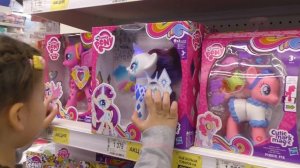 Шопинг в магазине игрушек делаем покупки Barbie Shopping in kids toys store