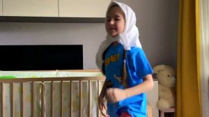 Маша стала малышом и показывает кукле что надо делать