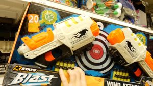 Покупаем игрушки Mega Elite NERF в детском магазине - Пистолеты для войнушки