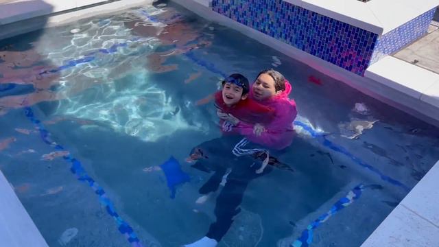 HOT VS. COLD POOL CHALLENGE!! смотреть онлайн