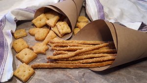 Сырные палочки, крекеры-квадратики